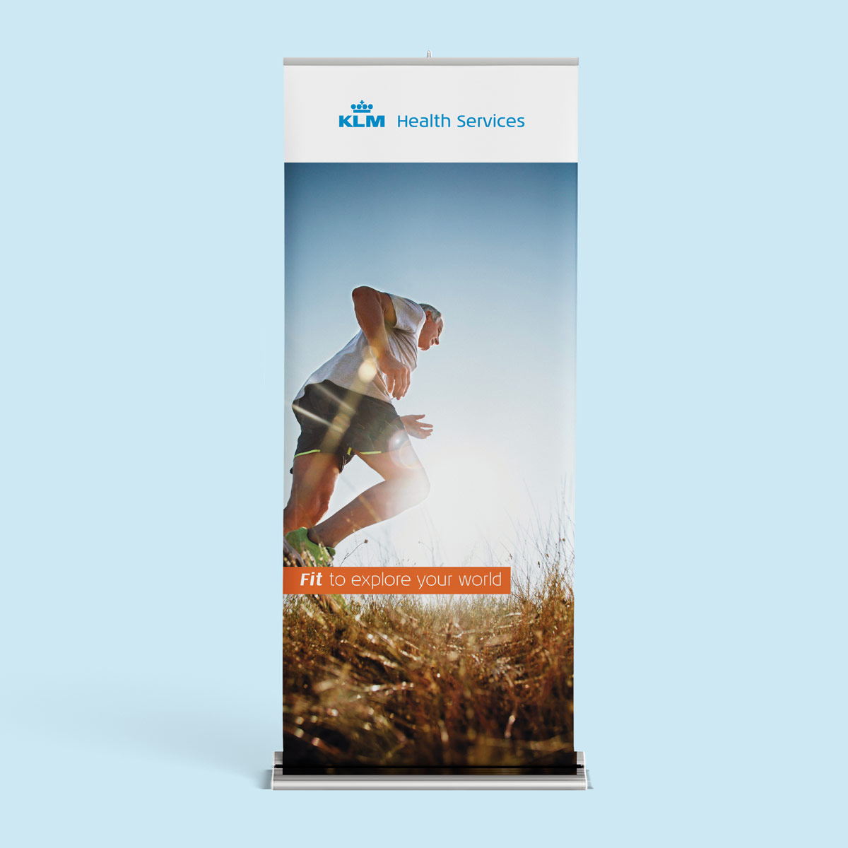 Mockup van een roll-up banner voor KLM Health Services